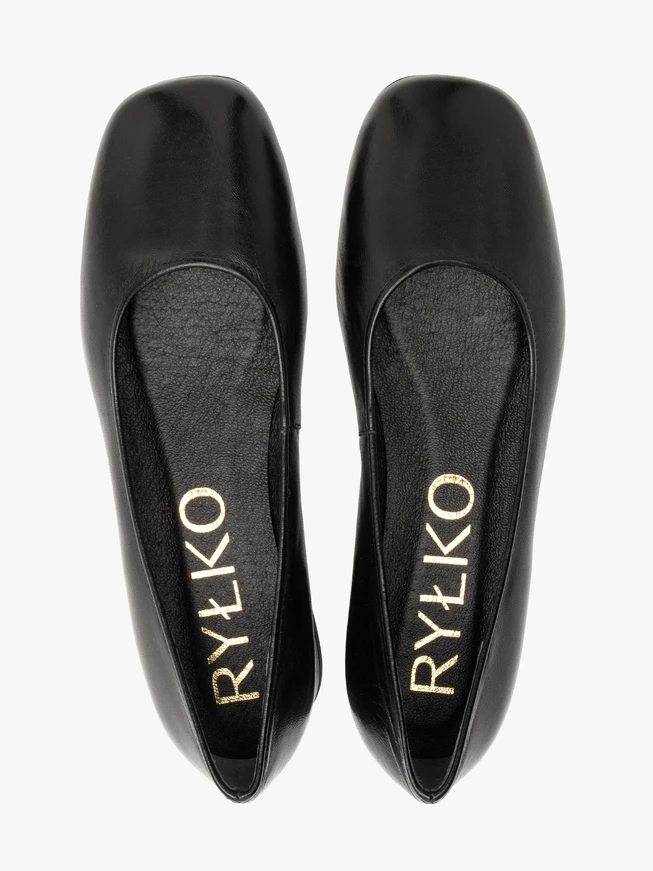 Schwarze klassische Pumps aus genarbtem Leder