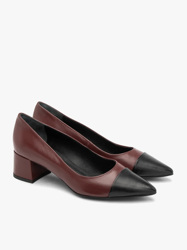 Kastanienbraune Pumps mit schwarzer Zehenkappe