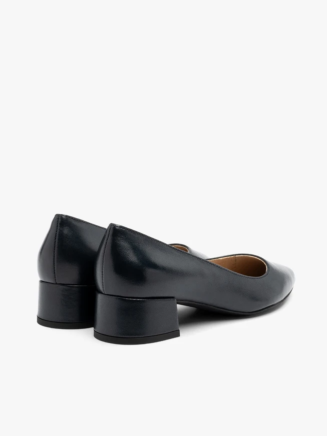 Marineblaue niedrighackige Pumps