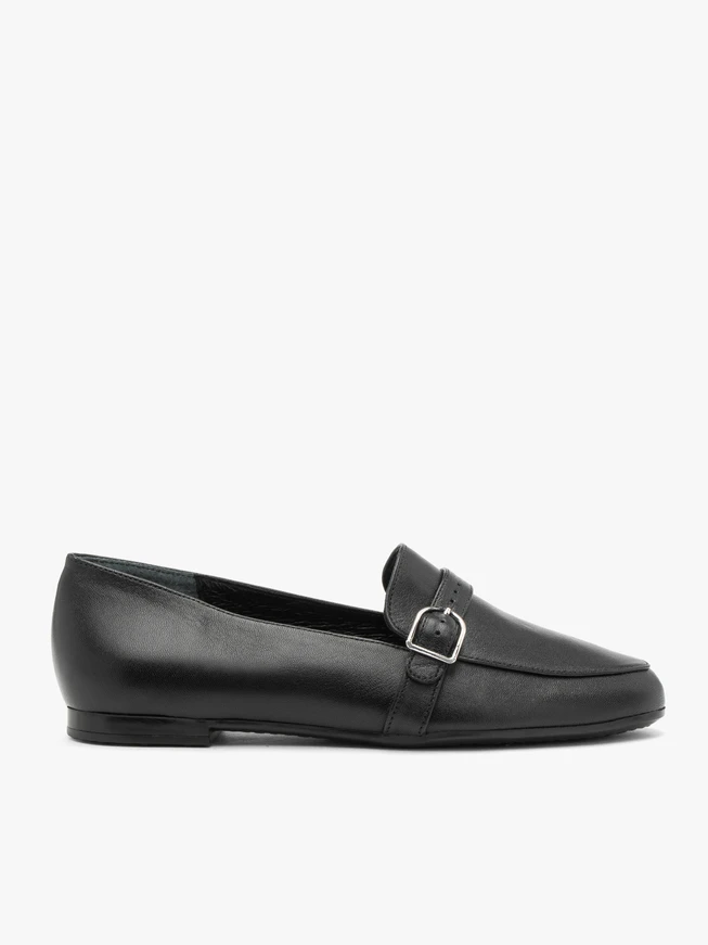 Schwarze Mokassins aus genarbtem Leder mit Riemen