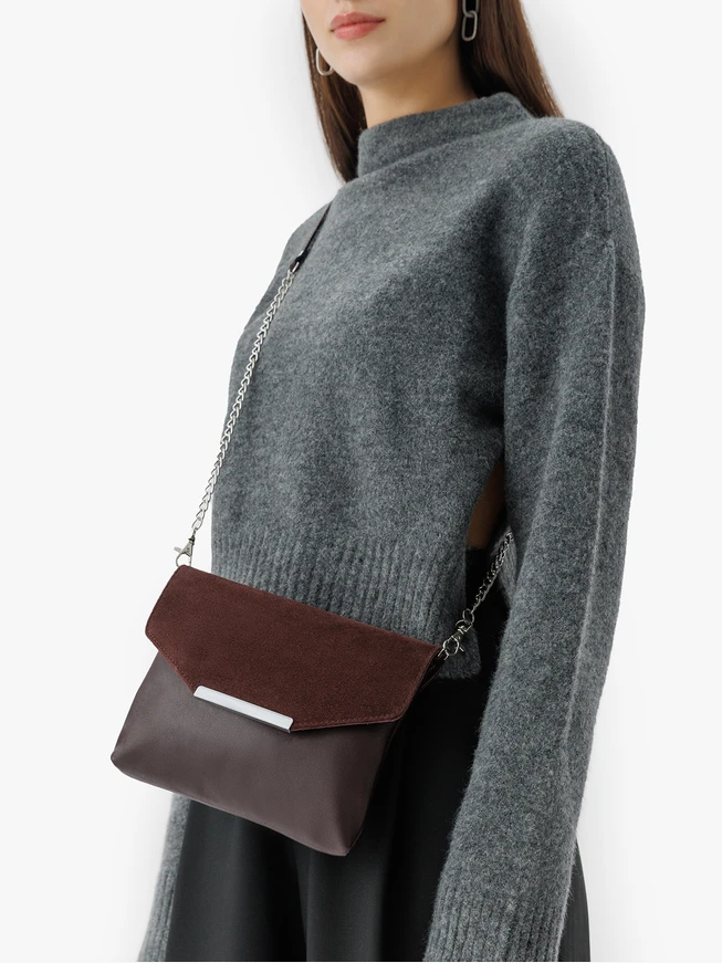 Kleine burgunderfarbene Clutch-Tasche an einer Kette