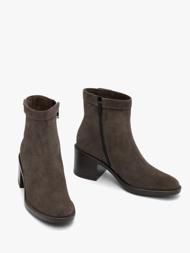 Graue Veloursstiefel mit Absatz