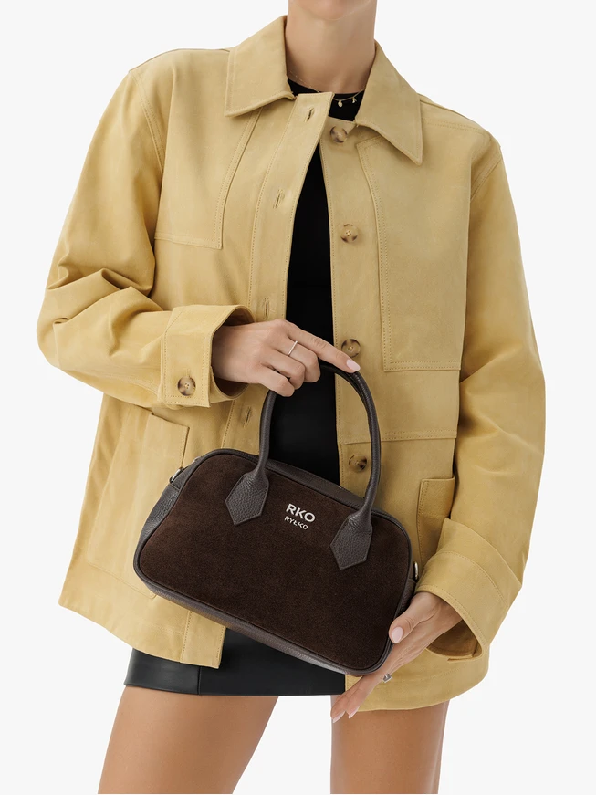 Kleine braune Bowlingtasche aus Veloursleder
