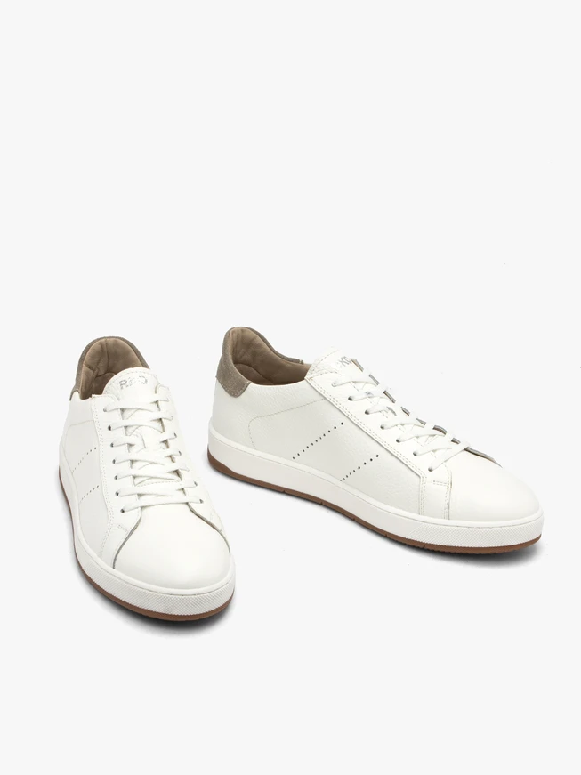 White sporty shoes with two-tone sole