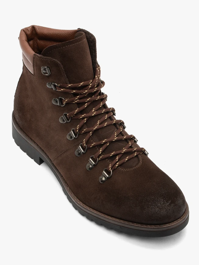 Braune Stiefel aus Leder und Velours