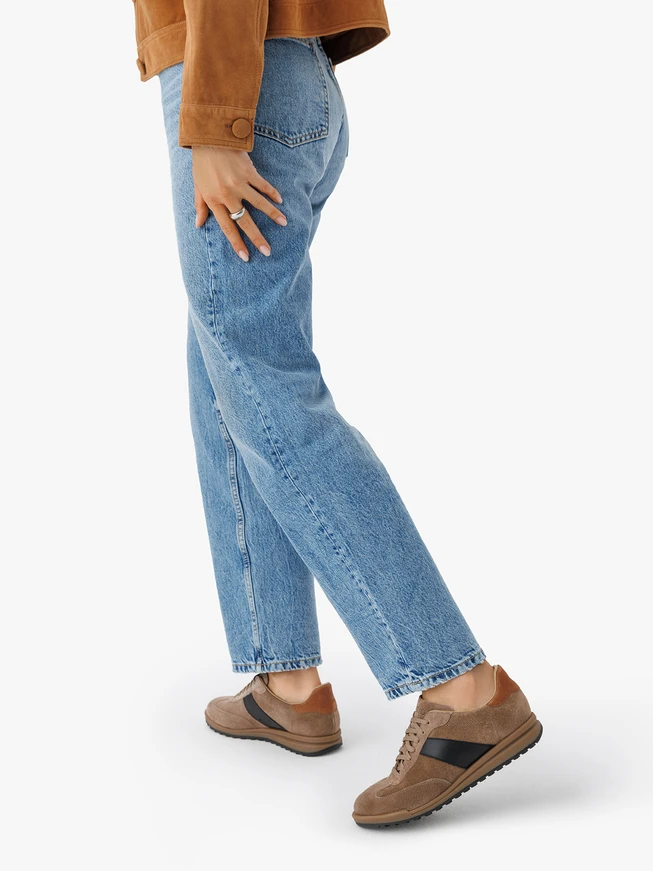 Sandfarbene Sporthalbschuhe zum Schnüren