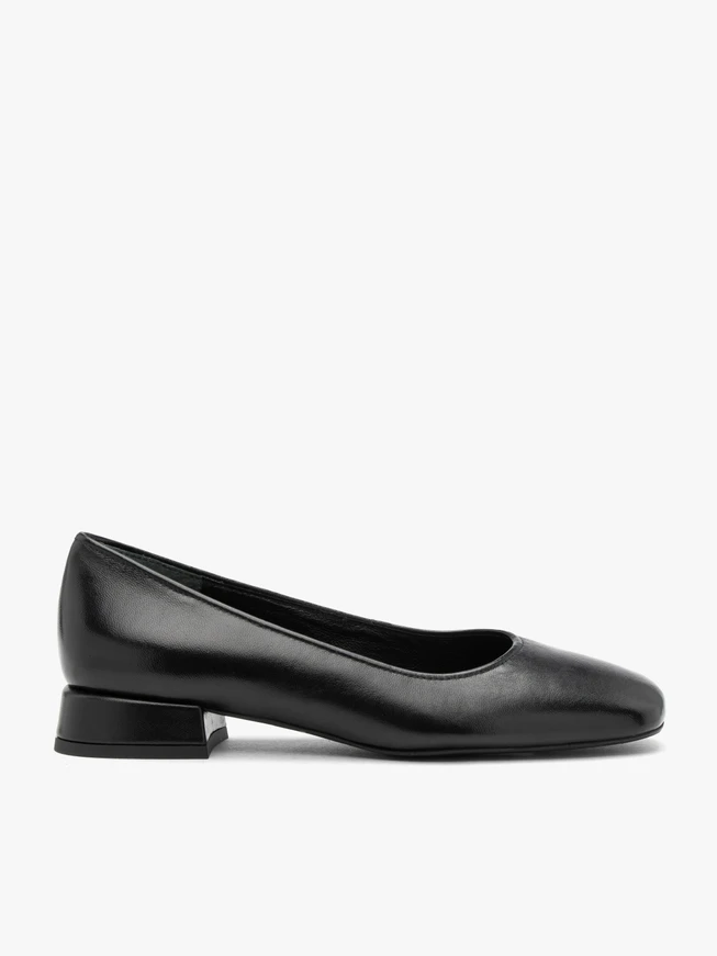 Schwarze klassische Pumps aus genarbtem Leder