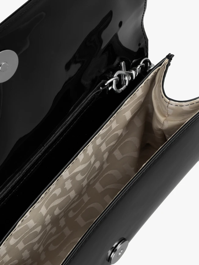 Schwarz lackierte Clutch-Tasche mit Kette