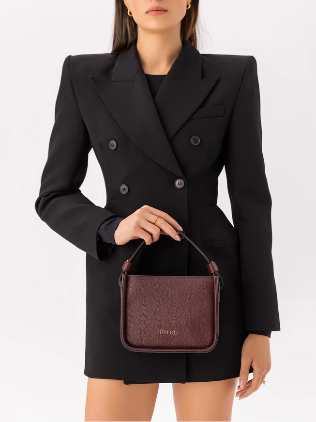 Kastanienbraune Lederhandtasche mit Riemen und Henkel