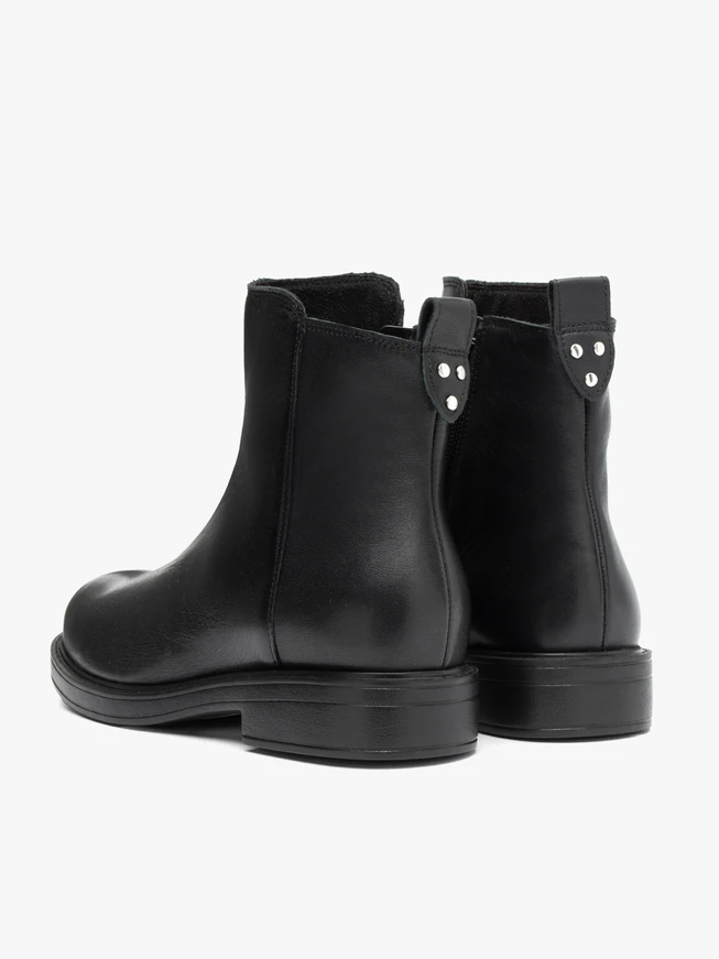Schwarz genarbte Lederstiefel