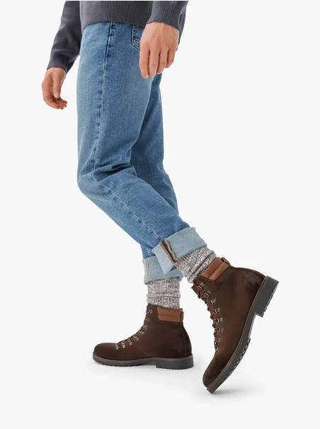 Braune Stiefel aus Leder und Velours