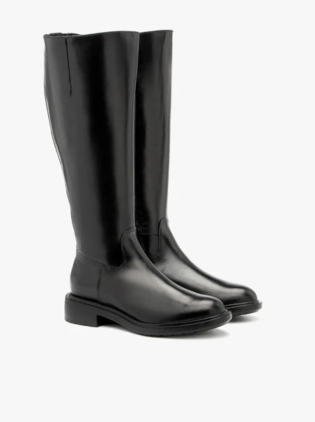 Klassische schwarze Stiefel mit breitem Schaft