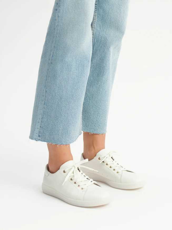 Cream sporty low-profile shoes