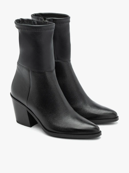 Schwarze höhere Stöckelschuhe