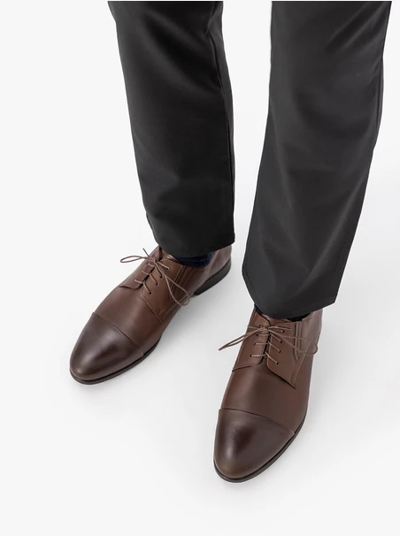 Men’s brown lace-up shoes