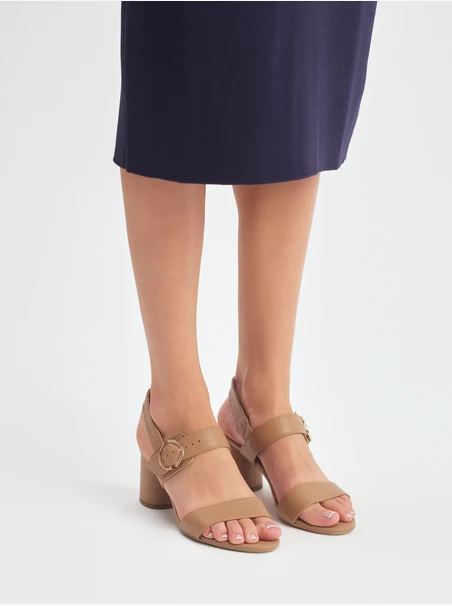 Hellbraune Damen-Sandalen mit Absatz