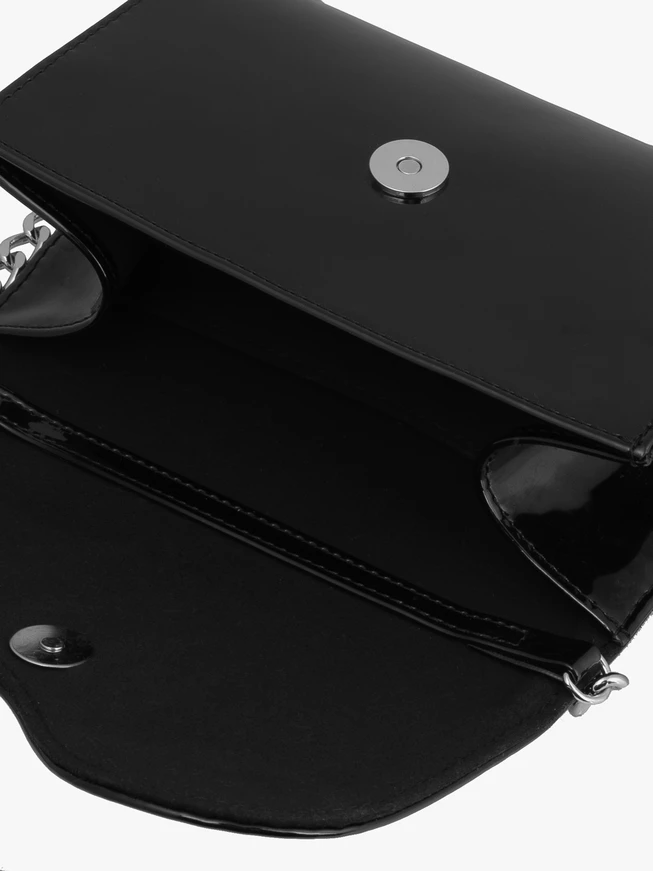 Schwarz lackierte Handtasche mit Kette