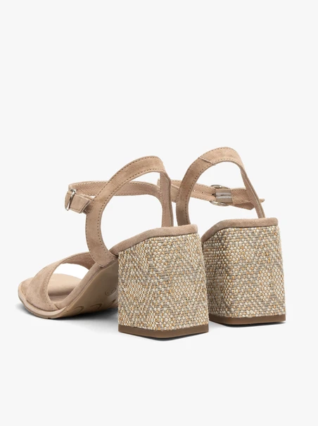 Beigefarbene Sandalen mit dekorativem, überzogenem Absatz
