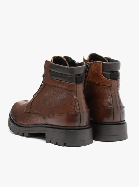 Braune isolierte Stiefel