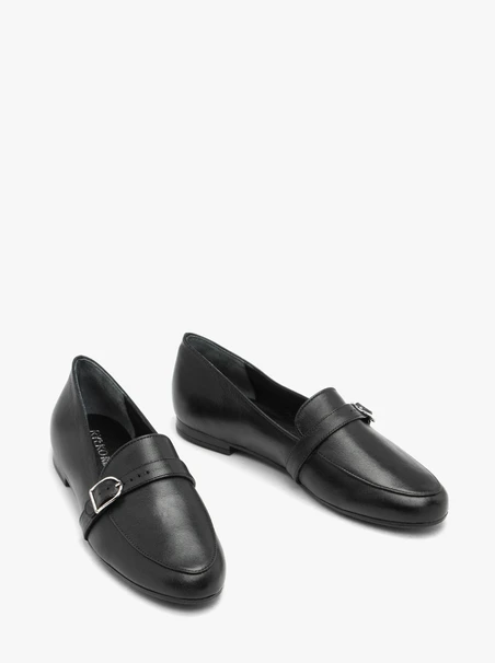 Schwarze Mokassins aus genarbtem Leder mit Riemen