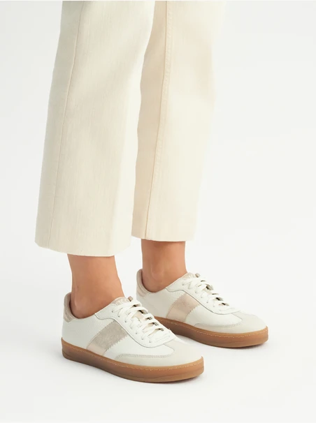 Cream sporty shoes with platinum accents