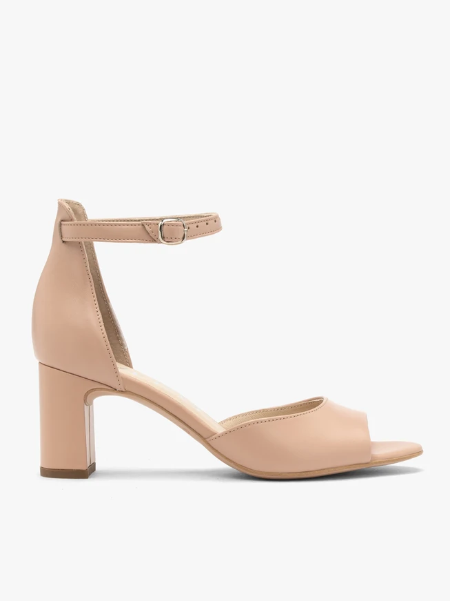 Klassische beigefarbene Sandalen mit Absatz