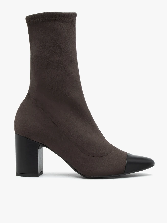 Braune Stiefel mit elastischen Sohlen und schwarzer Zehenkappe