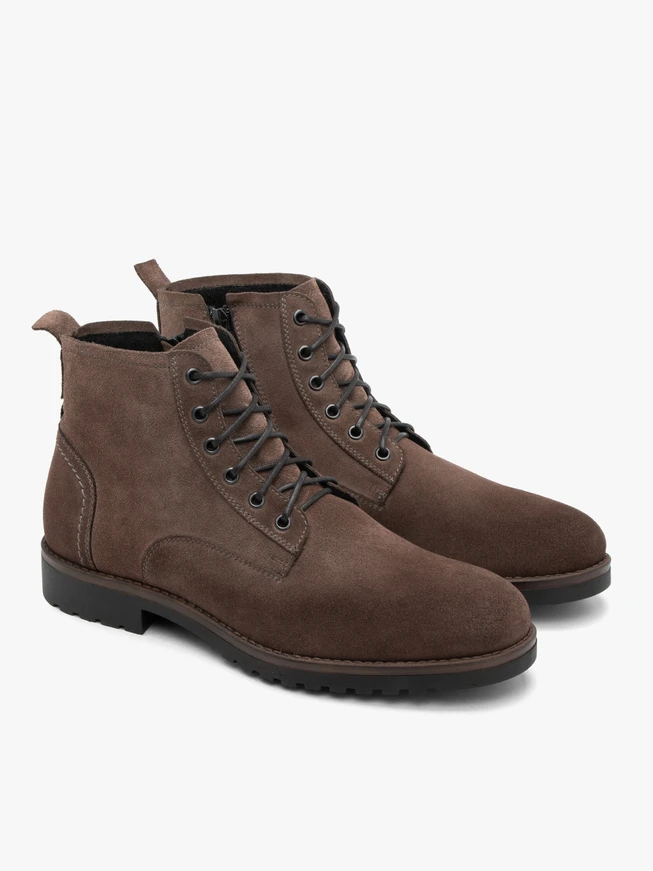Isolierte braune Schafsfellstiefel