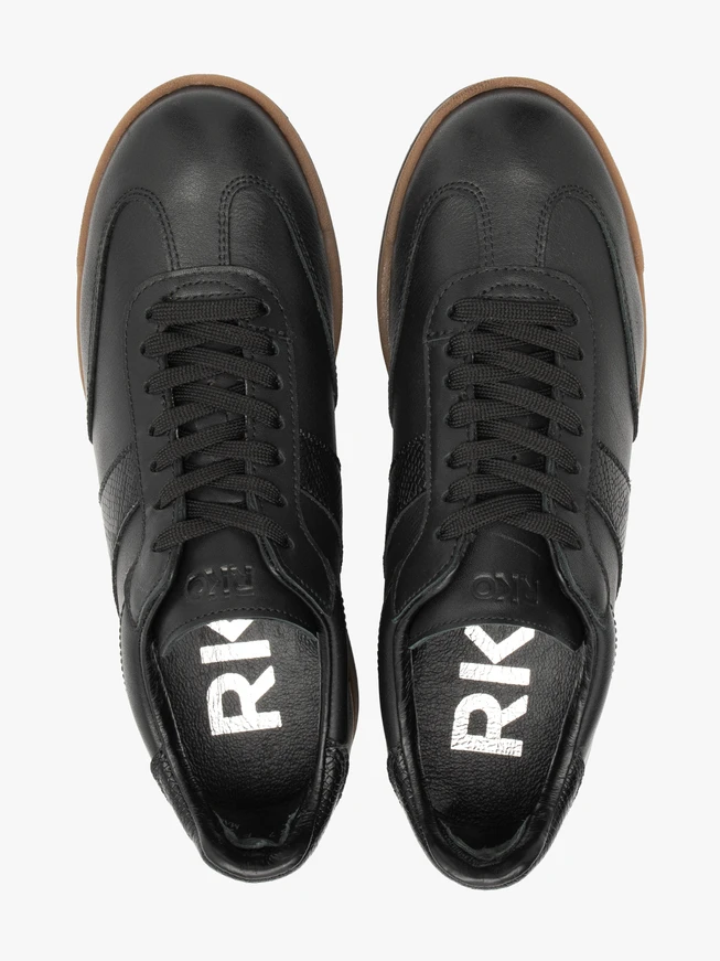 Schwarze Sporthalbschuhe