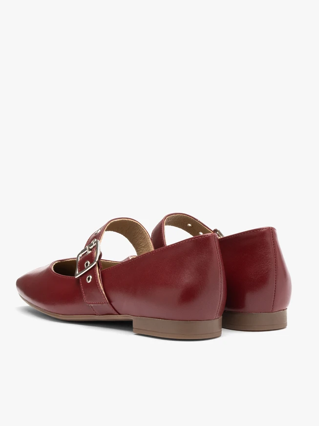 Kastanienbraune Ballerinas mit silberner Schnalle