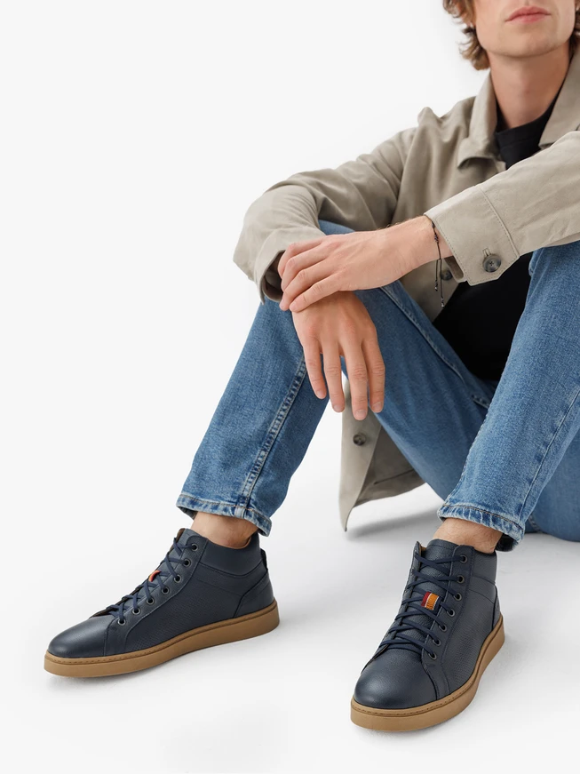 Marineblaue unisolierte Stiefel