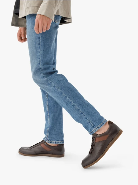 Braune Sporthalbschuhe