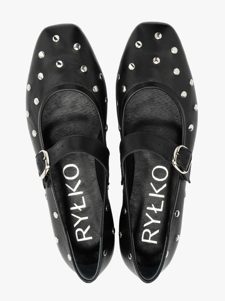 Schwarze Nietenballerinas