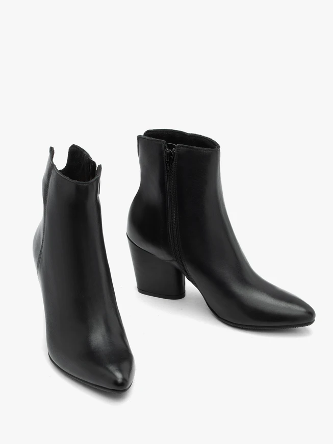 Schwarze Stiefel mit Absatz aus genarbtem Leder
