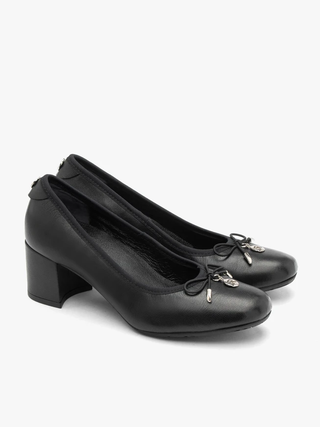 Black pumps with bow and block heel
