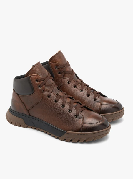 Braune Sportstiefel