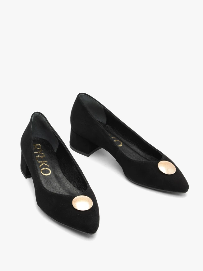Schwarze Velours-Pumps mit Verzierung am unteren Schaft