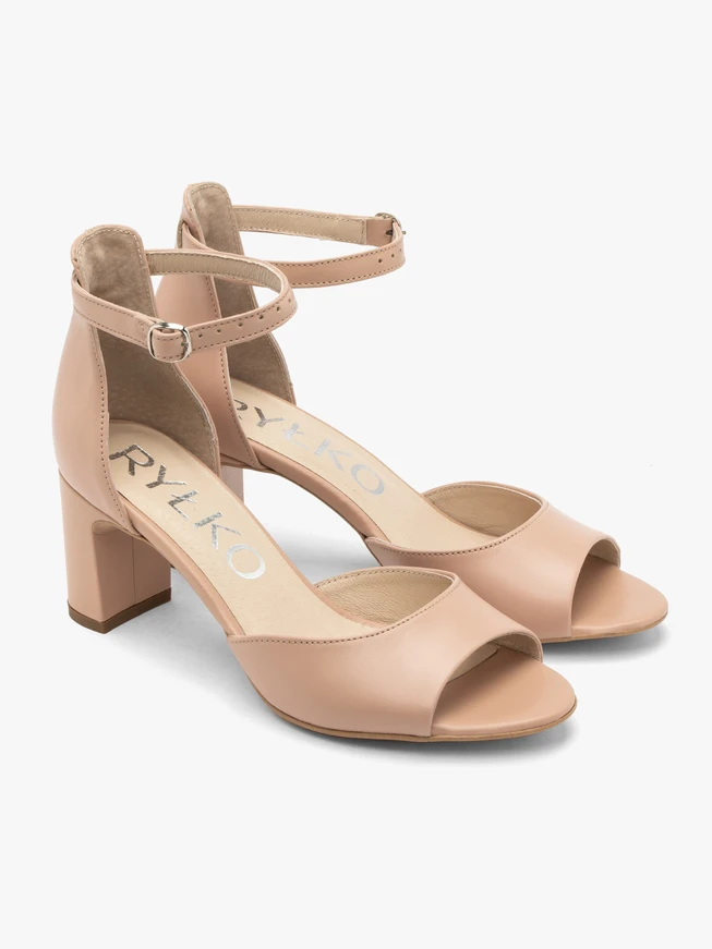 Klassische beigefarbene Sandalen mit Absatz