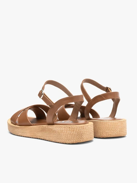 Braune niedrige Plateausandalen