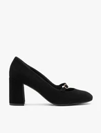 Schwarze Pumps mit Absatz und Riemen aus Veloursleder