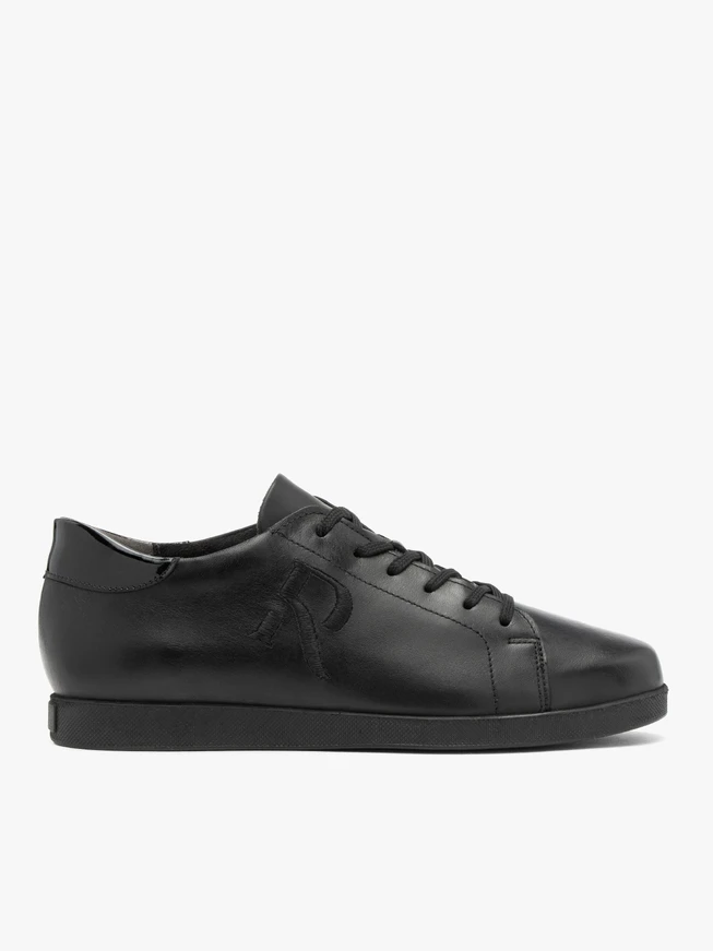 Schwarze Turnschuhe aus genarbtem Leder