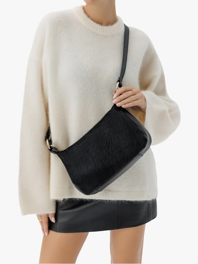 Schwarze Ledertasche mit Borsten