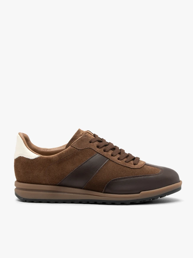 Braune Sporthalbschuhe