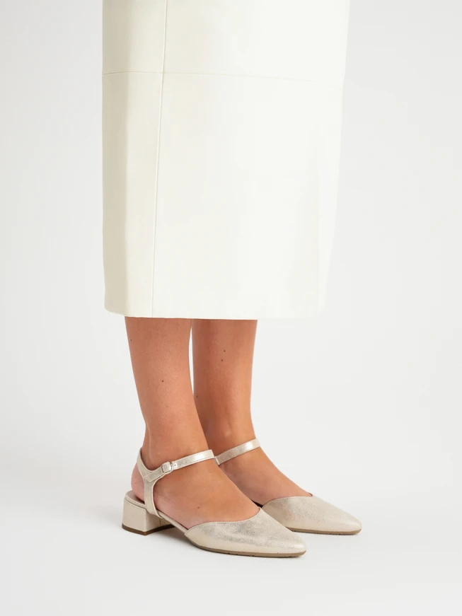 Platin-Pumps mit offenem Absatz