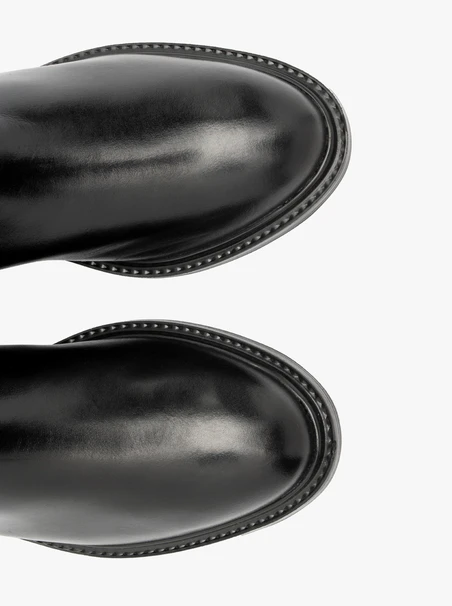 Klassische schwarze Stiefel mit breitem Schaft