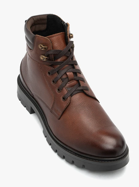 Braune isolierte Stiefel
