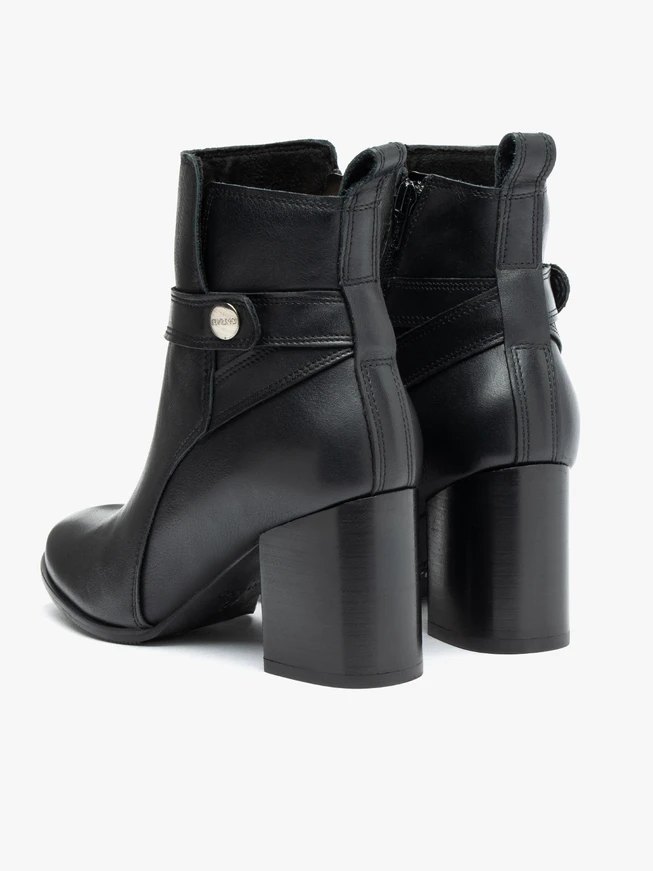 Schwarze Stiletto-Stiefel mit Riemen