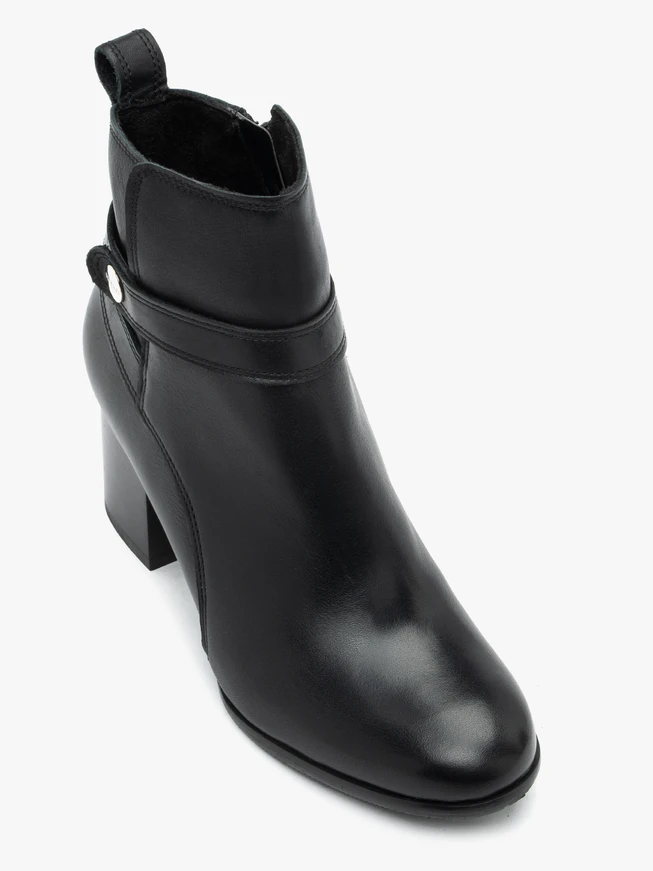 Schwarze Stiletto-Stiefel mit Riemen