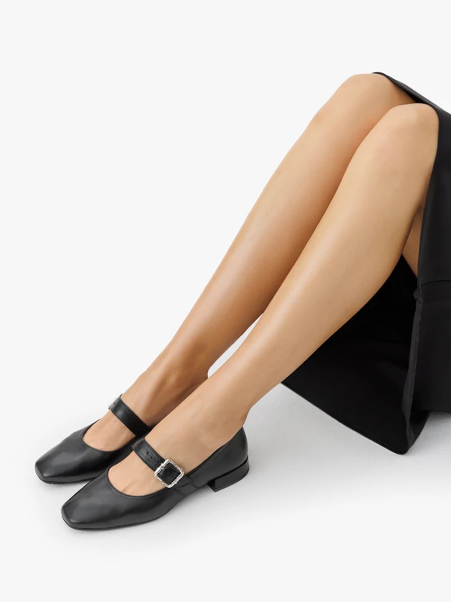 Schwarze Ballerinas mit Zierschnalle