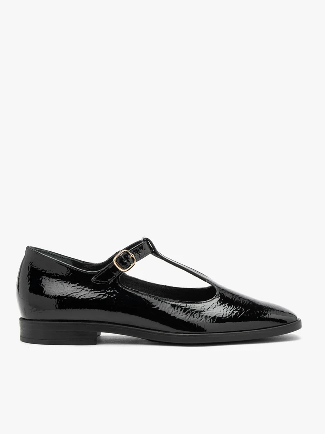 Schwarz lackierte T-Bar-Ballerinas